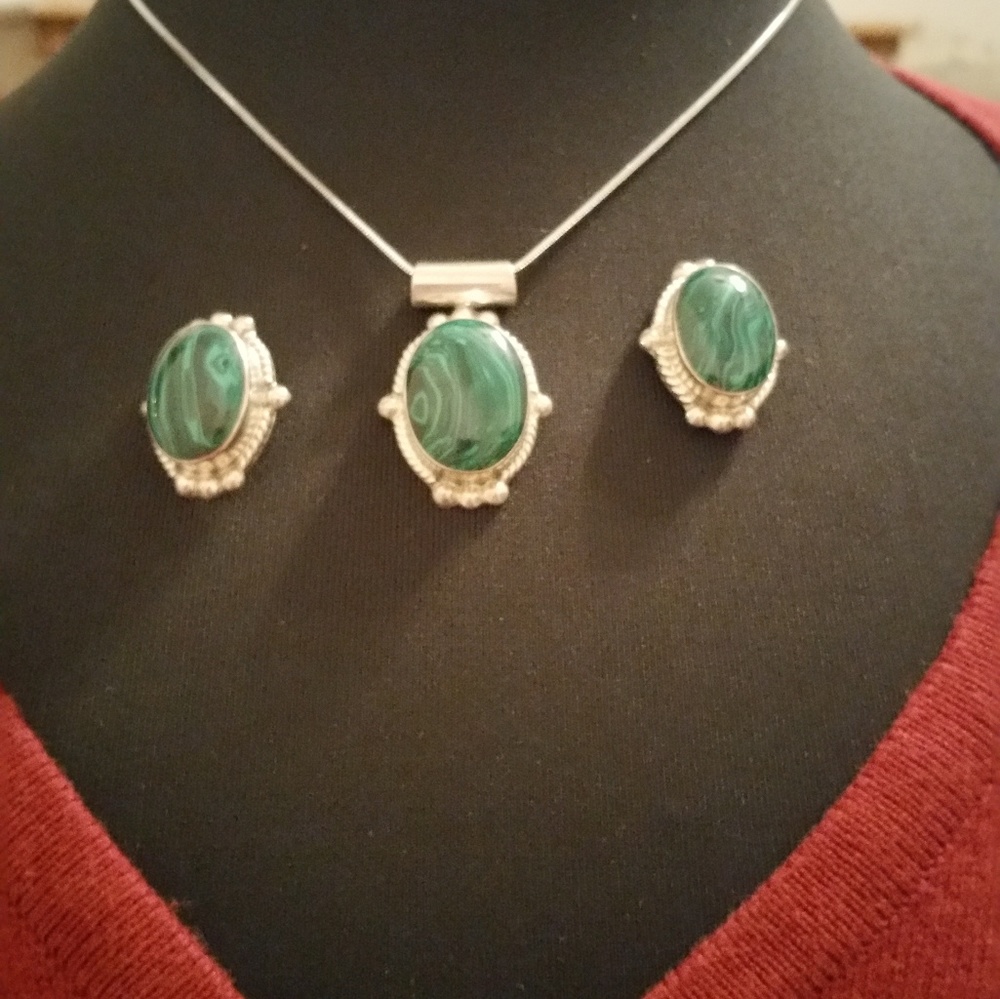 Ear rings and pendent